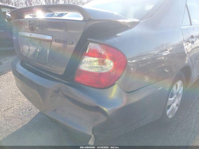 Toyota Camry Le Image 17