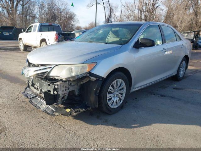 Toyota Camry Le Image 8