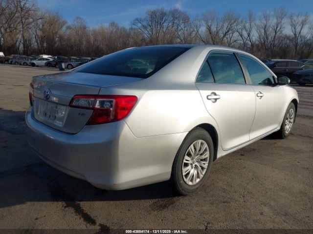 Toyota Camry Le Image 5