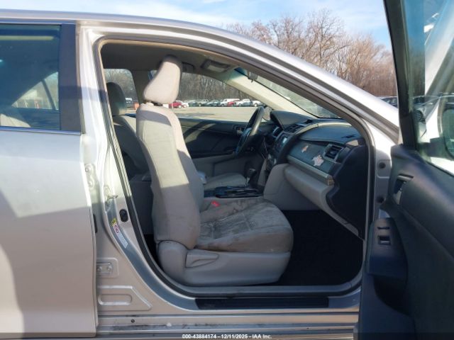 Toyota Camry Le Image 4