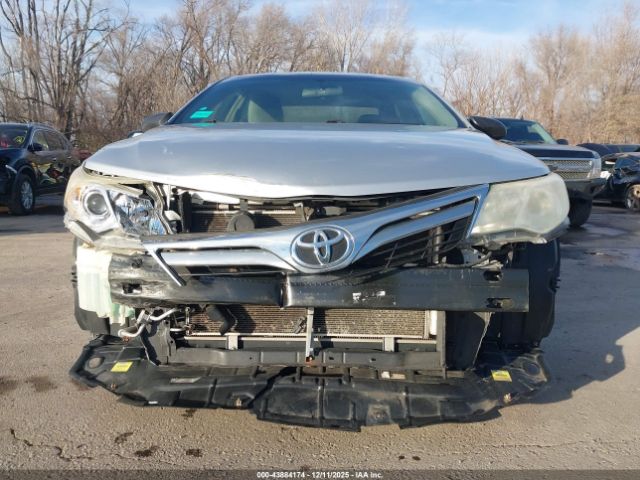 Toyota Camry Le Image 10