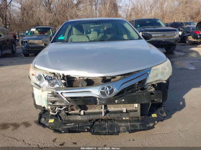 Toyota Camry Le Image 9