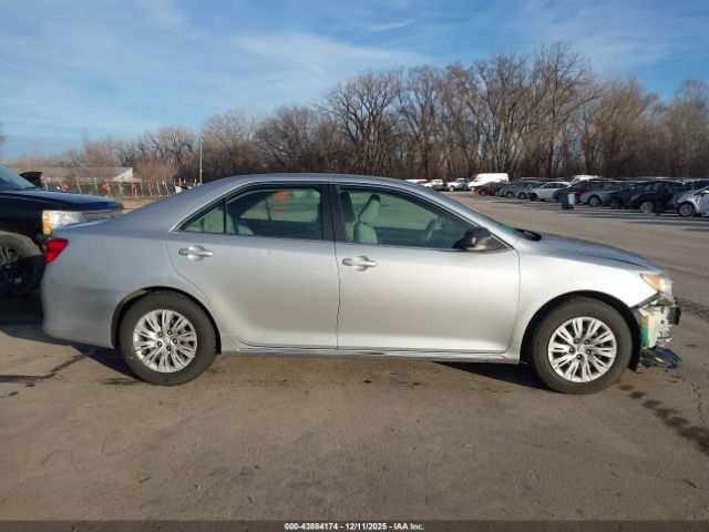 Toyota Camry Le Image 7