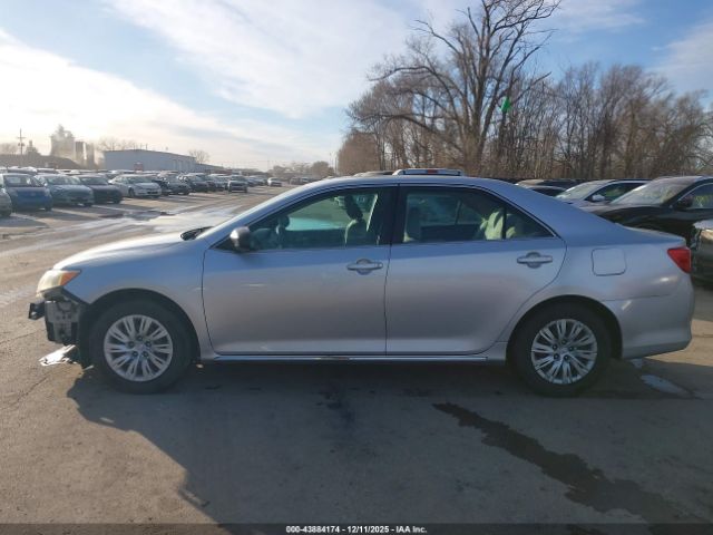 Toyota Camry Le Image 12