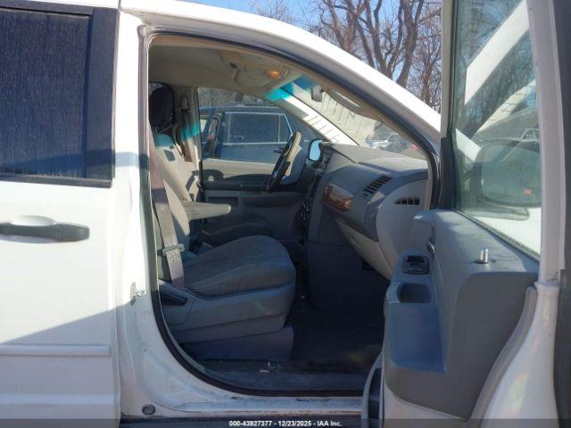 Chrysler Town & Country Lx Image 9