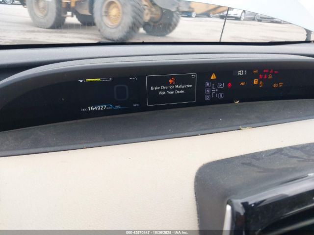 Toyota Prius Two Eco Image 10