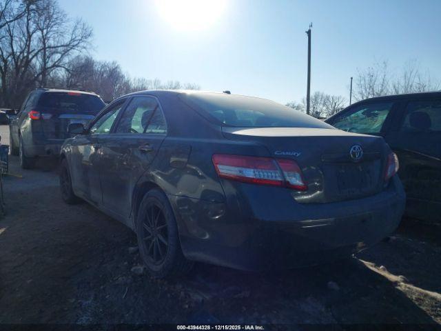 Toyota Camry Le Image 5