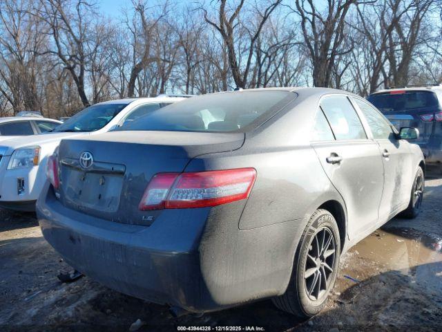 Toyota Camry Le Image 3