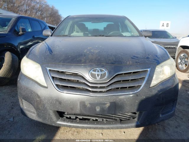 Toyota Camry Le Image 6