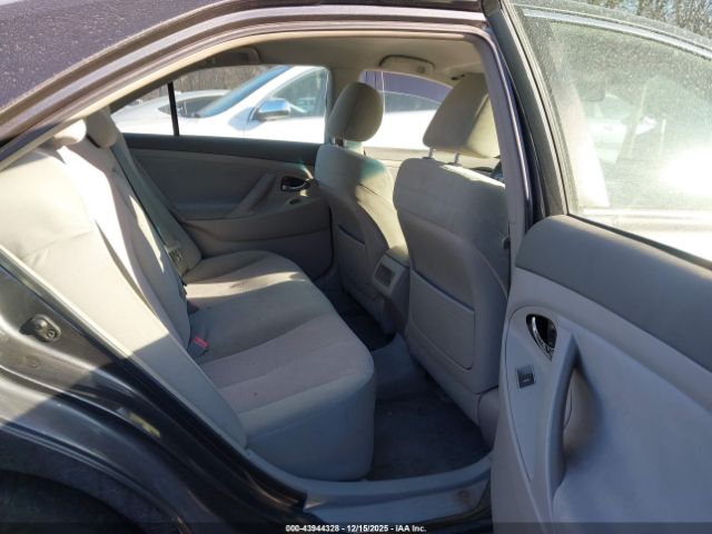 Toyota Camry Le Image 10