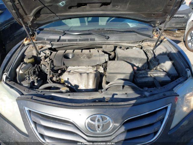 Toyota Camry Le Image 9
