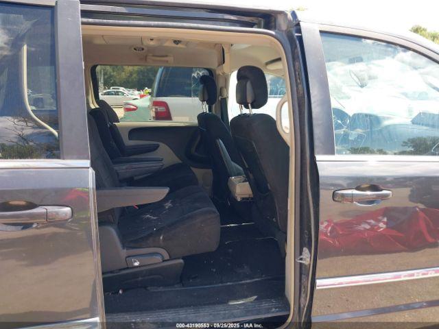 Chrysler Town & Country Touring Image 3