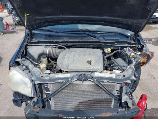 Chrysler Town & Country Touring Image 10