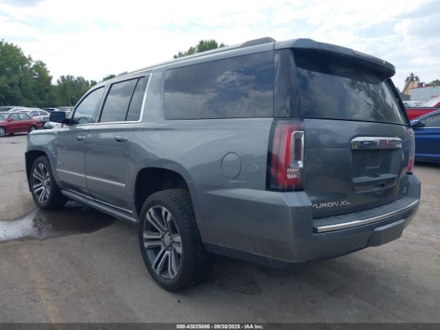 GMC Yukon Denali Image 9