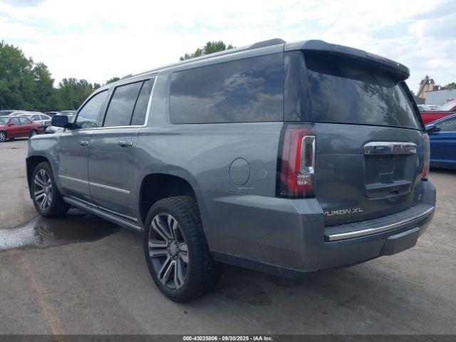 GMC Yukon Denali Image 9