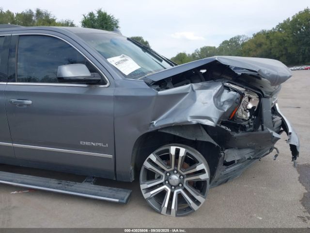 GMC Yukon Denali Image 8