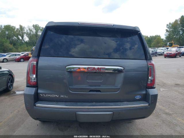 GMC Yukon Denali Image 18