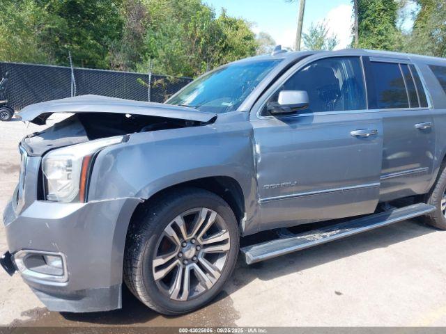 GMC Yukon Denali Image 10