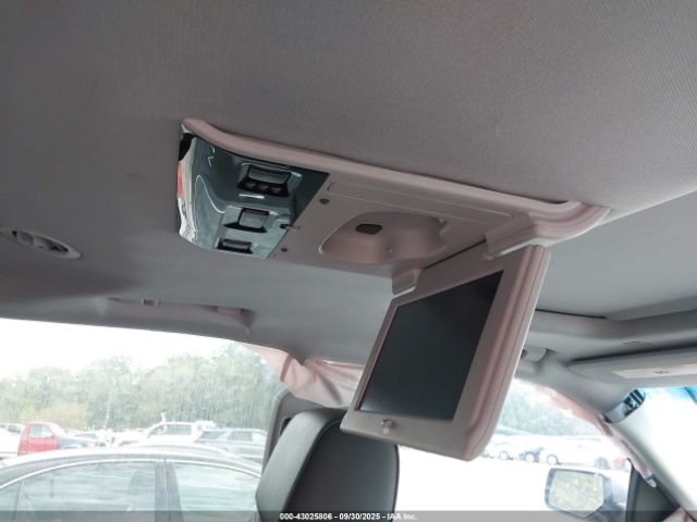 GMC Yukon Denali Image 14