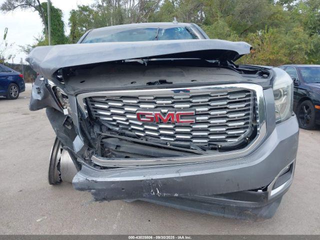 GMC Yukon Denali Image 16