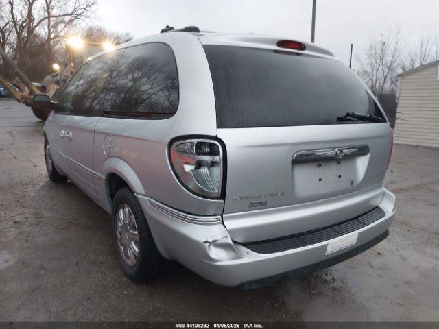 Chrysler Town & Country Limited Image 2