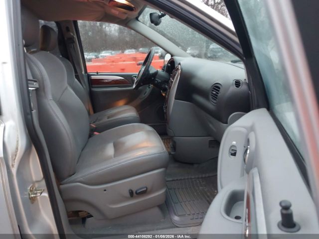 Chrysler Town & Country Limited Image 4