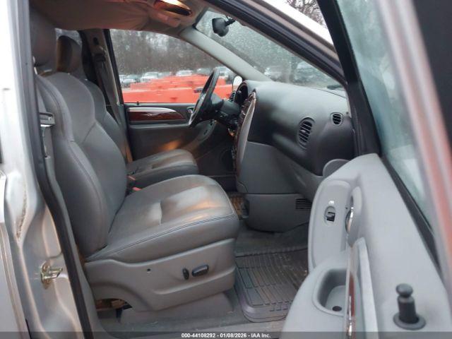 Chrysler Town & Country Limited Image 4