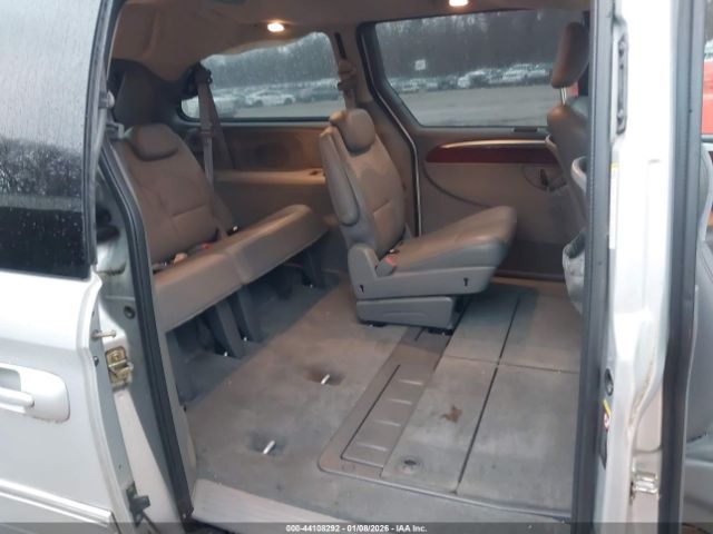 Chrysler Town & Country Limited Image 7