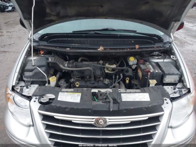 Chrysler Town & Country Limited Image 10