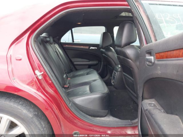 Chrysler 300 Limited Image 10